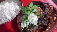 Selain Lamongan, pecel lele dari Brebes juga tak kalah enak. Di wilayah Pasar Rebo, Jakarta Timur. Ada Warung Pecel Lele Bu Dewi, yang punya sambal pedas dan sedikit manis, lengkap dengan lele goreng renyah gurih. Foto: Istimewa