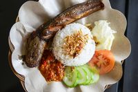 Masak Apa Hari Ini : Pecel Lele Dan Pentol Pedas Ala Warung Tenda