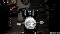 Beli dari teman instagram yang menawarkan, ada menawarkan motor nol kilometer. Akhirnya saya suruh kirim foto, saya bilang kalau percaya anda datangkan motor itu saya bayar di rumah, ujar Roni. Foto: Pradita Utama