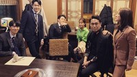 Nah ini dia adegan saat Lee Dong Wook dan Yoo In Na menyatakan bahwa keduanya sudah menjalin hubungan percintaan. Ya, di sebuah restoran bbq!  Foto: Instagram tak9988