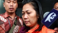 Tersangka kasus dugaan suap distribusi pupuk Indung meninggalkan gedung KPK seusai menjalani pemeriksaan di Jakarta, Jumat (5/4/2019).