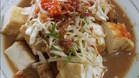 Kuah yang manis, pedas gurih membuat tahu goreng makin enak disantap. Kalau mau lebih pedas tinggal tambah sambal. Foto : Instagram @damayanti_liantono