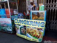 Nikmatnya Cungkring, Lontong Plus Kikil Sapi Bersaus Kacang