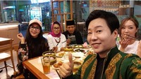 Makan malam bersama @fitricarlina dan orang tua #fitricarlina dan @danbee_rika, kata Ujung Oppa. Ia bahagia karena diberi hadiah batik Banyuwangi. Foto: Instagram hwangwoojoong