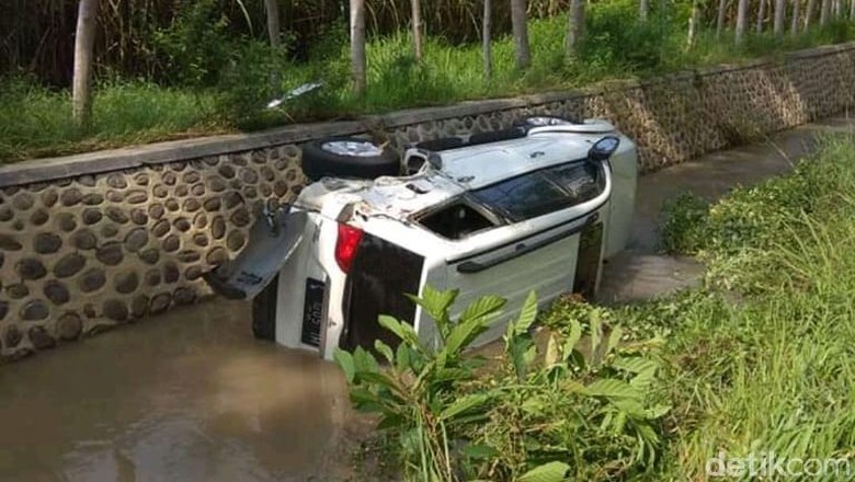 Tabrak Motor Lalu Hantam Pohon, SUV Terjun Masuk Sungai Tabrak Motor Lalu Hantam Pohon, SUV Terjun Masuk Sungai
