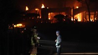 Kebakaran hutan ini memaksa 4.320 orang mengungsi dari rumah masing-masing. Untuk sementara, mereka ditampung di aula olahraga dan sekolah-sekolah. Sedikitnya 52 sekolah ditutup pada Jumat (5/4) akibat kebakaran ini. Foto: Yonhap via REUTERS