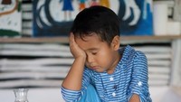 Sebagai anak paling kecil, Den Bagus memang sering jadi pusat perhatian nih. Apalagi ia sering pamer pose gemesin seperti saat hendak minum susu. Foto: Instagram thesasonofam