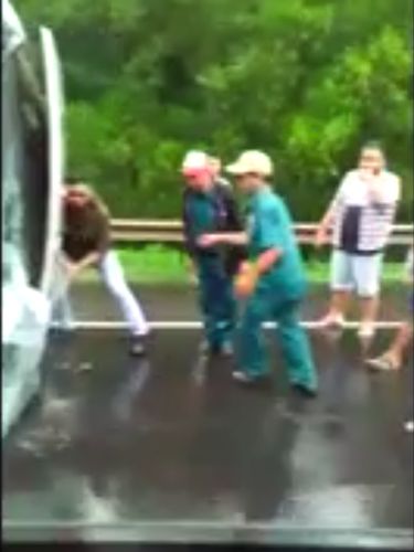 Warga berupaya mengevakuasi penumpang di dalam bus yang terguling