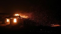 Sekitar 310 bangunan yang terdiri atas rumah warga, gudang dan gedung-gedung lainnya juga hangus dilalap kebakaran ini. Foto: Yonhap via REUTERS