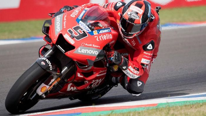 Danilo Petrucci menggeser Valentino Rossi. (Foto: Mirco Lazzari gp/Getty Images) Danilo Petrucci menggeser Valentino Rossi. (Foto: Mirco Lazzari gp/Getty Images)