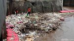 Aksi Petugas Bersihkan Sampah di Pintu Air Manggarai