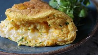 Omelet soufflé dibuat dari kocokan kuning telur kental dan dimasak di atas wajan dengan mentega. Masak selama 5 menit dan hasilnya lembut serta gurih enak. Foto: Istimewa