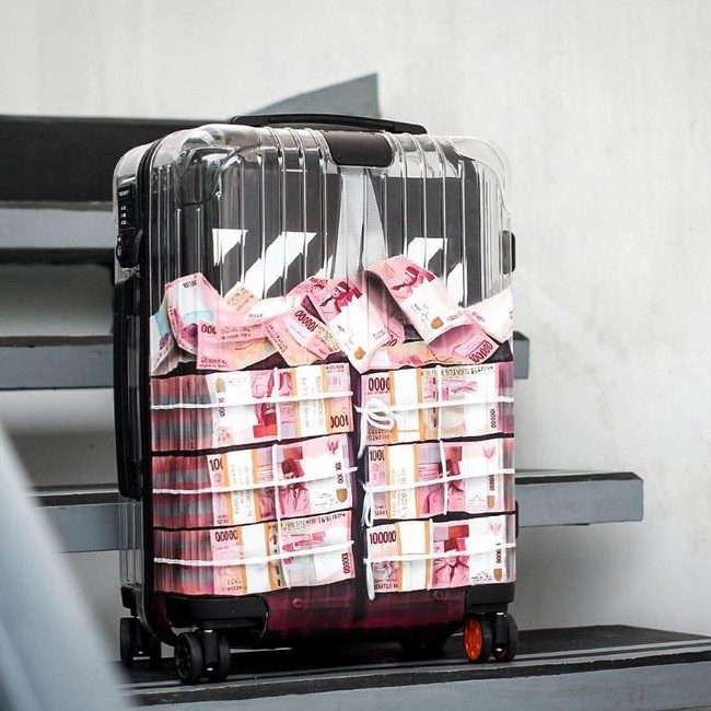 Kala traveling pun, harus bergaya. Ia memakai koper transparan keluaran Off-White x Rimowa yang harga ecerannya sekitar Rp 24 juta per buah. (Foto: Instagram/@ahmadsahroni88)