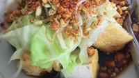 Kalau yang ini kacang tanah yang digerus kasar tidak hanya ditambahkan dalam kuah tetapi juga dijadikan taburan. Krenyes gurih rasanya! Foto : Instagram @oikpawon
