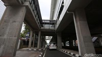 Imbas dari peresmian MRT pun nampak terlihat di sejumlah jalanan Jakarta. Salah satunya di sekitar kawasan Stasiun MRT ASEAN, Jakarta. Nampak hanya sejumlah kendaraan yang hilir mudik melintasi jalanan tersebut sejak MRT resmi beroperasi.