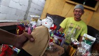 Sehingga membuat mereka harus berfikir kreatif untuk mengolah sampah plastik itu menjadi punya nilai jual.