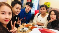 Di Korea, ia sempat mengunjungi teman-temannya. Nampak mereka bersantap di restoran dengan menu gimbap hingga tteokbokki. Foto: Instagram hwangwoojoong