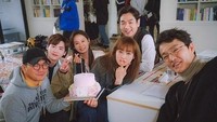 Begini suasana perayaan ulang tahun Lee Na-young di lokasi syuting Romance is a Bonus Book. Kala itu ia merayakan ulang tahun ke-40  di tanggal 22 Februari lalu. Foto: Istimewa