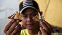 Pembuatan kerajinan itu dimulai dari kegelisahan mereka yang melihat kondisi Marunda Jakarta Utara yang kumuh akan sampah plastik khususnya botol plastik.