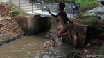Bermain di Kali Kotor, Anak-anak Tetap Enjoy