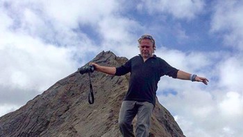 Ia tampak sangat mengagumi keindahan Bromo. Foto: Instagram