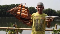 Dan dibuatlah kerajinan souvenir tersebut yang terdiri dari boneka ondel-ondel dari botol plastik, kapal phinisi, gantungan kunci hingga kalung.