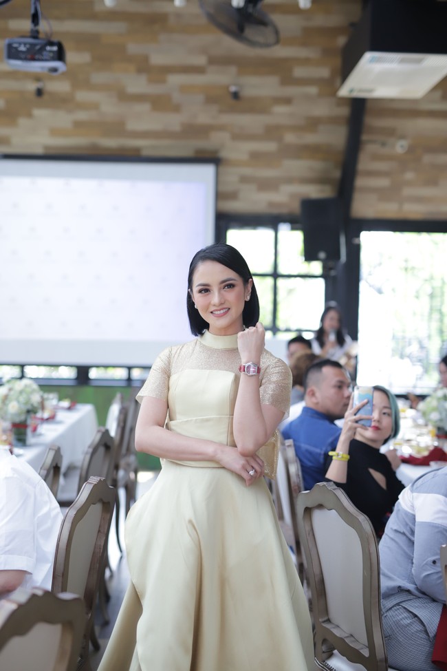 Pada kesempatan tersebut, Ririn yang dulu sempat muncul di beberapa judul sinetron ini tampil elegan dalam balutan gaun berwarna emas. Bak model, ia muncul berulang kali dengan jam tangan yang berbeda-beda. (Foto: dok. Aigner)