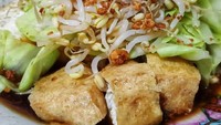 Racikan tahu putih goreng diberi topping irisan kol, tauge dan ditaburi seledri dan bawang goreng.  Potongan ketupat ditambahkan hingga mantap rasanya. Foto : Instagram @himawan.adhi