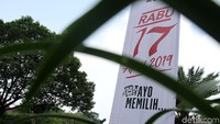 Dalam spanduk tersebut, hari pencoblosan yakni tanggal 17 April 2019 terpampang besar dengan warna merah.