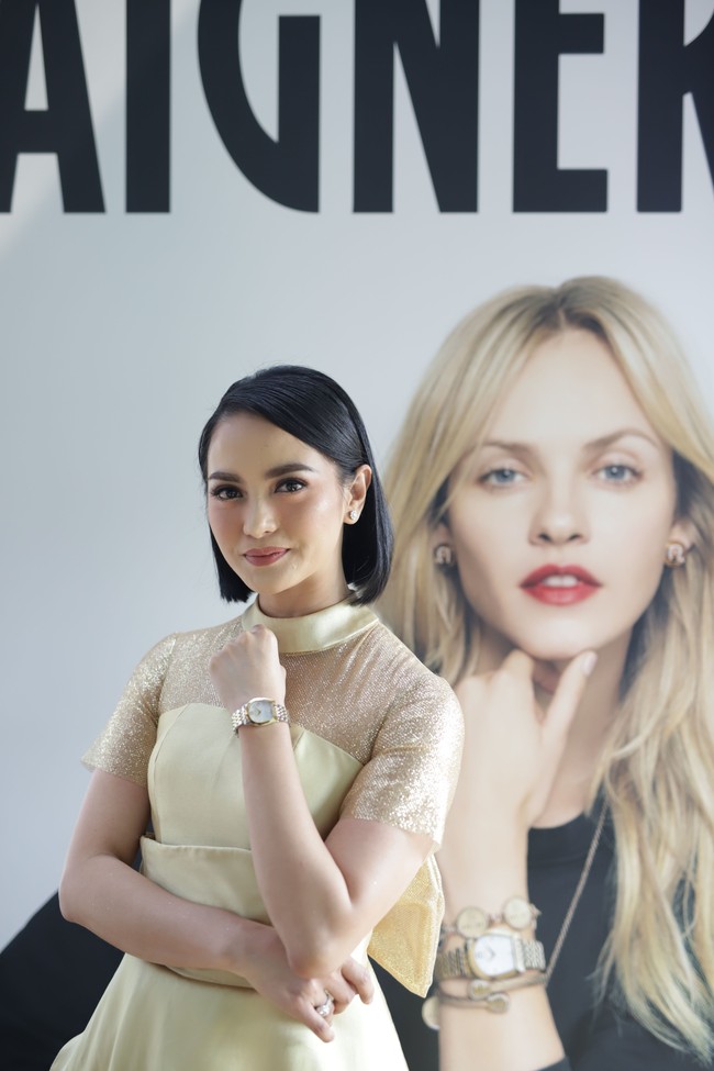 Ririn Ekawati menghadiri Aigner Media Power Lunch di Eastern Opulence, Jakarta, Kamis (4/4/2019). Kedatangannya kali ini sebagai model untuk memeragakan koleksi terbaru jam tangan premium dari merek fashion asal Jerman tersebut. (Foto: dok. Aigner)