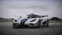 Mobil spesial asal Swedia juga terparkir manis di rumah Jeff yakni Koenigsegg CCXR Trevita. Supercar ini pernah menduduki sebagai supercar paling mahal sekaligus tercepat di dunia, yang harganya mencapai US$ 4.8 juta (Rp 64 miliar). Mobil dibekali mesin V8 Supercharged dengan Dual Output yang mampu menghasilkan tenaga maksimal mencapai 1.004 Horsepower. Foto: Pool