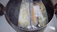 Tak punya banyak waktu memasak? Cobalah cara ini. Taruh telur dengan tambahan bahan lain dan masukkan ke dalam Ziploc bag. Masak dengan denggunakan sedikit air dan api kecil selama 13 menit. Tekstur omelet akan lebih lembut dan enak. Foto: Istimewa