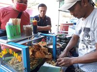 Nikmatnya Cungkring, Lontong Plus Kikil Sapi Bersaus Kacang
