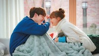 Wah, adegan selanjutnya nggak kalah romantis nih. Makanan dihadapan mereka aja dibiarkan begitu saja. Hihi Foto: Istimewa