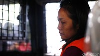 Indung tak banyak bicara saat awak media mencoba menanyainya beberapa hal. Ia langsung berjalan menuju mobil tahanan usai menjalani pemeriksaan.