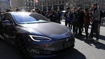 Tesla saat ini sedang berjuang untuk menjadi perusahaan sehat yang menghasilkan profit. Elon masih dipandang orang yang tepat untuk memimpinnya. Foto: Reuters