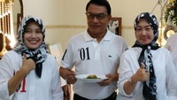 Wanita berhijab yang selalu melempar senyum ini juga berkesempatan makan bersama Moeldoko. Sebelum makan, ia pun berpose dulu. Foto: instagram @titikritawati