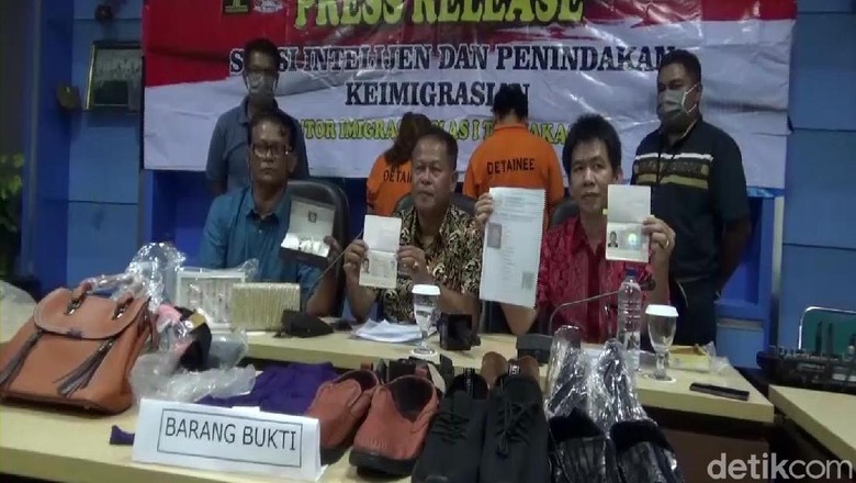 Dagang Tanpa Izin, 2 WN China Ditangkap di Sulsel Dagang Tanpa Izin, 2 WN China Ditangkap di Sulsel