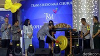Peresmian Trans Studio Mall (TSM) Cibubur itu ditandai dengan pemukulan gong yang dilakukan oleh Chairul Tanjung.