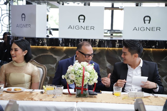 Ririn bersama Rajiv Mehra, selaku Regional Sales and Marketing Director of Fortune Concept, perusahaan yang menaungi produk jam tangan Aigner. Turut hadir aktor dan YouTuber Boy William yang juga didaulat sebagai model di kesempatan tersebut. (Foto: dok. Aigner)