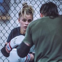 Aku akan 100 persen menjadi diriku sendiri. Ini adalah era baru untuk menjadi kuat dan cantik. Para penggemar pertarungan mengeluh bahwa aku melakukan hal-hal seperti jadi model di Sports Illustrated, tapi inilah aku yang sebenarnya dan aku sungguh menyukainya, ungkap Paige membalas kritikan seperti dikutip dari Sputnik. Foto: Instagram @paigevanzant