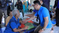 Usai melakukan peninjau di lokasi banjir, Emil bersama rombongan langsung meninjau pengungsian yang berada di Shalter Desa Dayeuhkolot.
