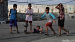 Lapangan Terendam Rob, Anak-anak Main Bola di Jalanan