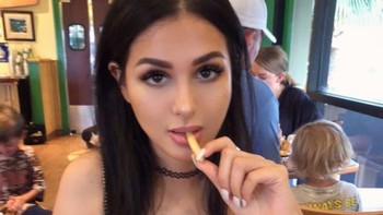 Kontroversi dan drama tampaknya memang tak jauh-jauh dari perempuan kelahiran Inggris, 22 Oktober 1992 ini. Ia juga pernah dituding memanfaatkan tali asmara dengan sesama YouTuber Evan Sausage untuk menambah popularitas, di antaranya lewat hubungan yang putus sambung.