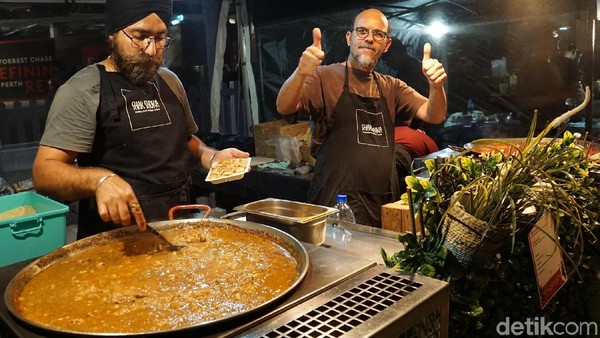 Bagi traveler muslim juga ada makanan halal yang disediakan penjual dari Singapura dan Malaysia, Maroko hingga Turki, seperti kuliner sate hingga kebab (Masaul/detikcom)  