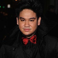 Eksis di pesta yang digelar pesepakbola Rio Ferdinand, Pangeran Azim bersolek dalam balutan busana serba hitam dengan dasi kupu-kupu berwarna merah mencolok. Foto: dok. Getty Images