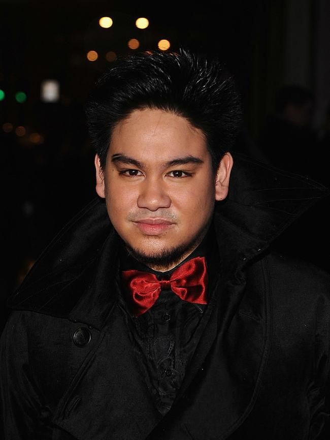 Eksis di pesta yang digelar pesepakbola Rio Ferdinand, Pangeran Azim bersolek dalam balutan busana serba hitam dengan dasi kupu-kupu berwarna merah mencolok. Foto: dok. Getty Images