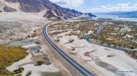 Jalanan di daerah Tibet ini memperlihatkan medan yang dilalui tak selamanya daerah perkotaan. Istimewa/Xinhuanet.