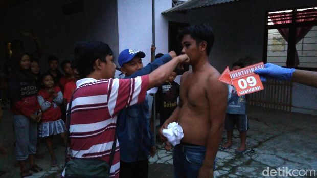 Polisi Gelar Pra Rekonstruksi Pengeroyokan Pria Berkaus Jokowi