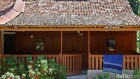 Banyak juga rumah penduduk yang berfungsi sebagai guest house yang bisa disewa dengan harga terjangkau apabila ingin bermalam. Sebuah hotel berbintang juga sudah mulai berdiri tepat di samping obyek wisata Osing. (Rachman Haryanto/detikcom)